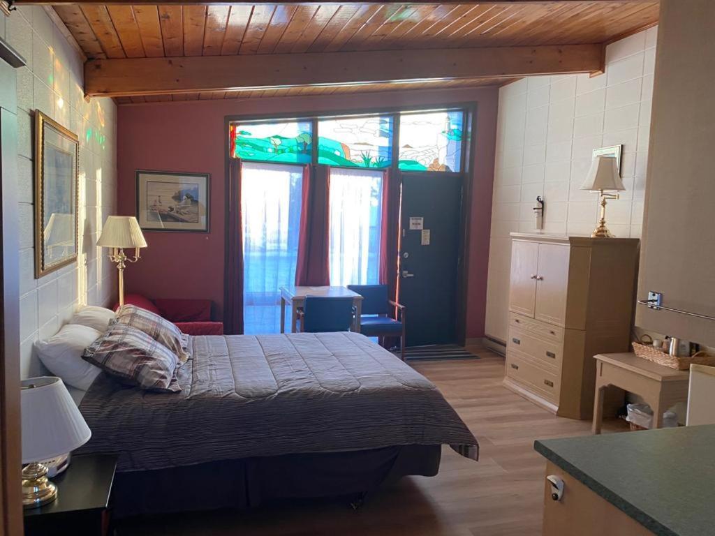 Huron Sands Motel And Restaurant Providence Bay Екстериор снимка
