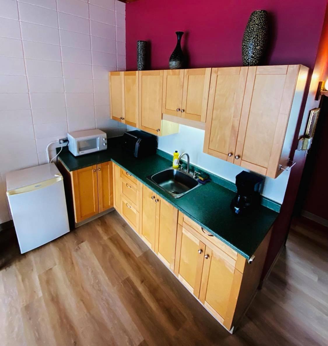 Huron Sands Motel And Restaurant Providence Bay Екстериор снимка