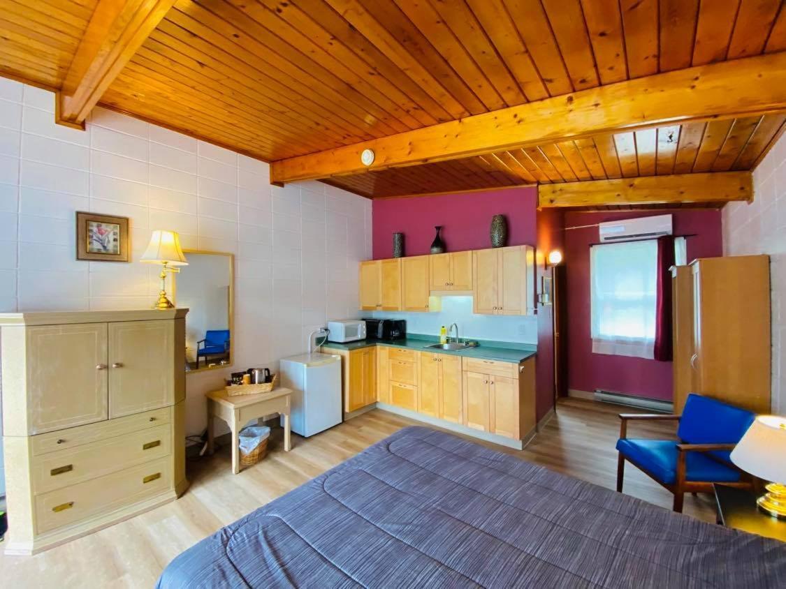 Huron Sands Motel And Restaurant Providence Bay Екстериор снимка